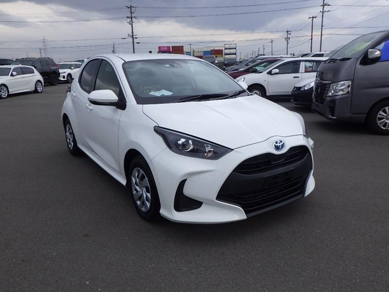 2022 Toyota Yaris Hybrid X in white &ndash; photo 3