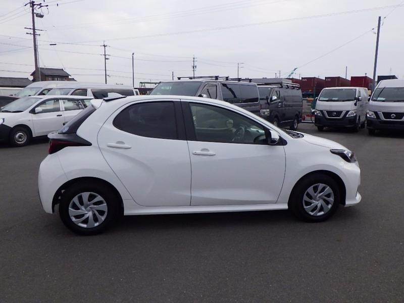 2022 Toyota Yaris Hybrid X in white &ndash; photo 4