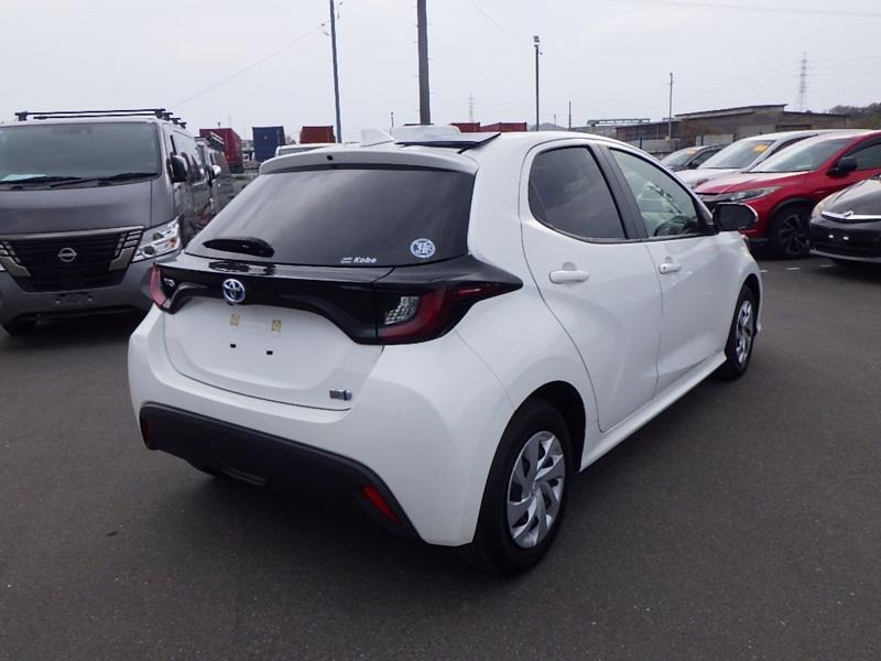 2022 Toyota Yaris Hybrid X in white &ndash; photo 5