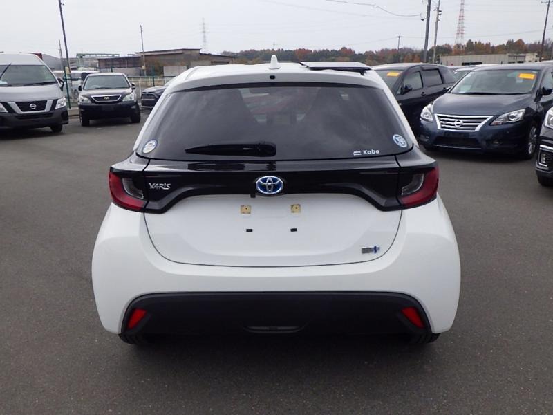 2022 Toyota Yaris Hybrid X in white &ndash; photo 6