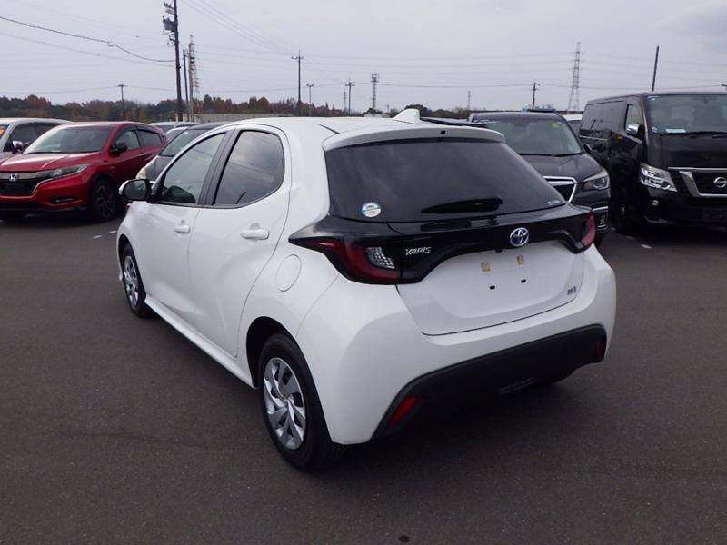 2022 Toyota Yaris Hybrid X in white &ndash; photo 7