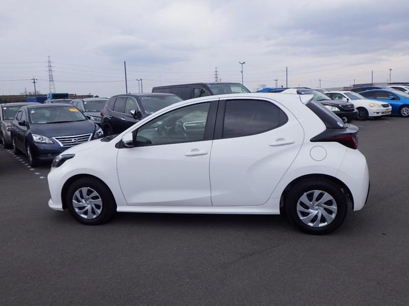 2022 Toyota Yaris Hybrid X in white &ndash; photo 8