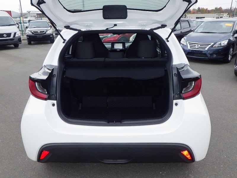 2022 Toyota Yaris Hybrid X in white &ndash; photo 13