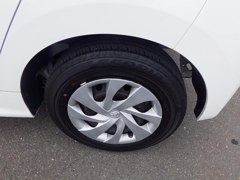 2022 Toyota Yaris Hybrid X in white &ndash; photo 22