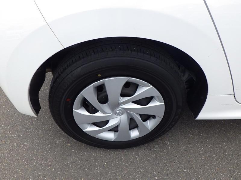 2022 Toyota Yaris Hybrid X in white &ndash; photo 23