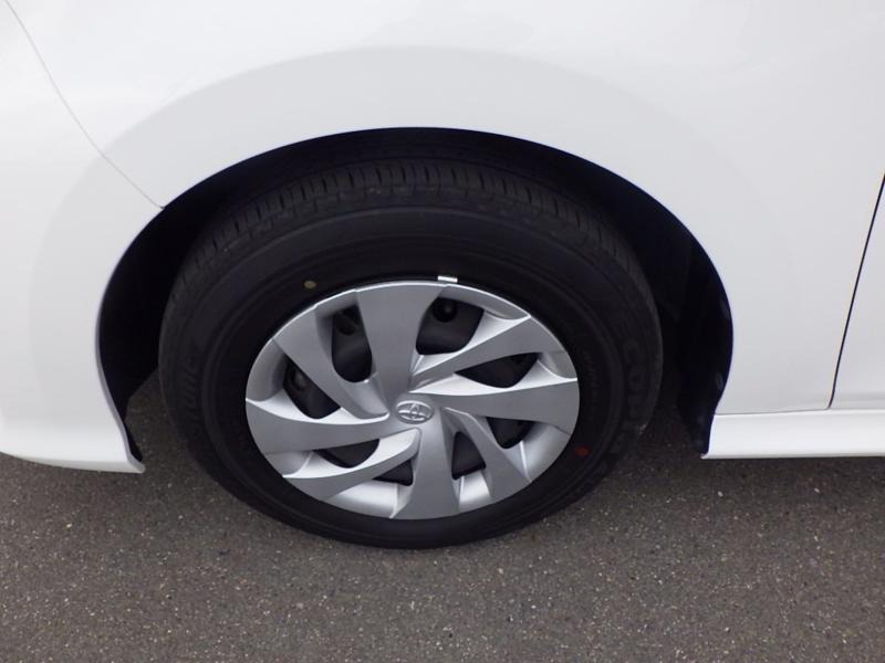 2022 Toyota Yaris Hybrid X in white &ndash; photo 24