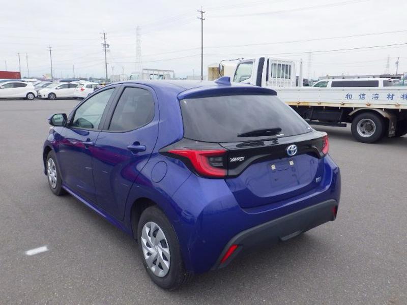 2023 Toyota Yaris Hybrid G Package in navy blue &ndash; photo 2