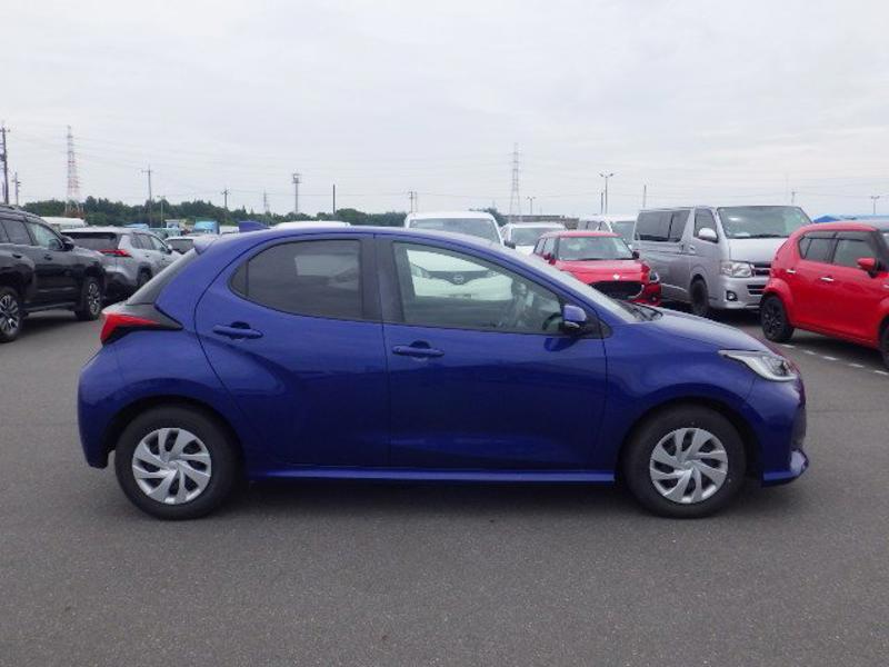 2023 Toyota Yaris Hybrid G Package in navy blue &ndash; photo 4