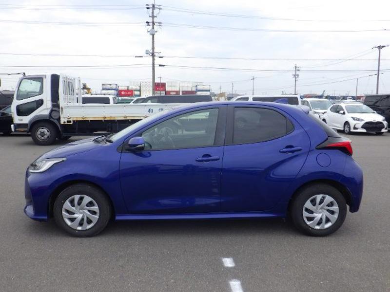 2023 Toyota Yaris Hybrid G Package in navy blue &ndash; photo 5