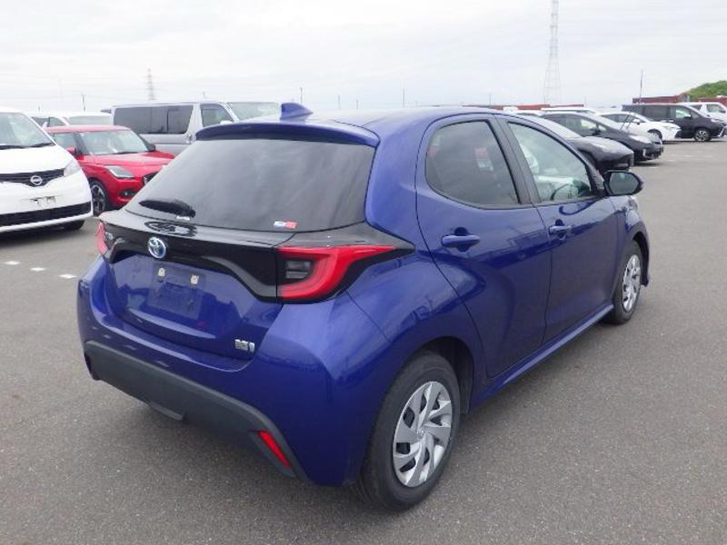 2023 Toyota Yaris Hybrid G Package in navy blue &ndash; photo 6