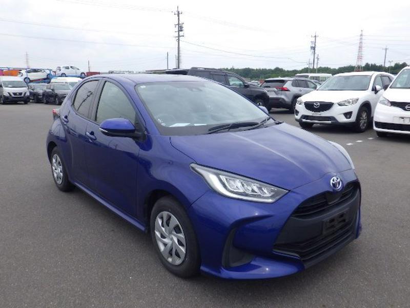 2023 Toyota Yaris Hybrid G Package in navy blue &ndash; photo 8