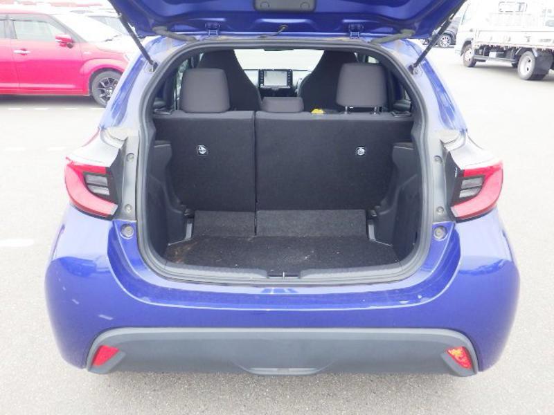 2023 Toyota Yaris Hybrid G Package in navy blue &ndash; photo 9