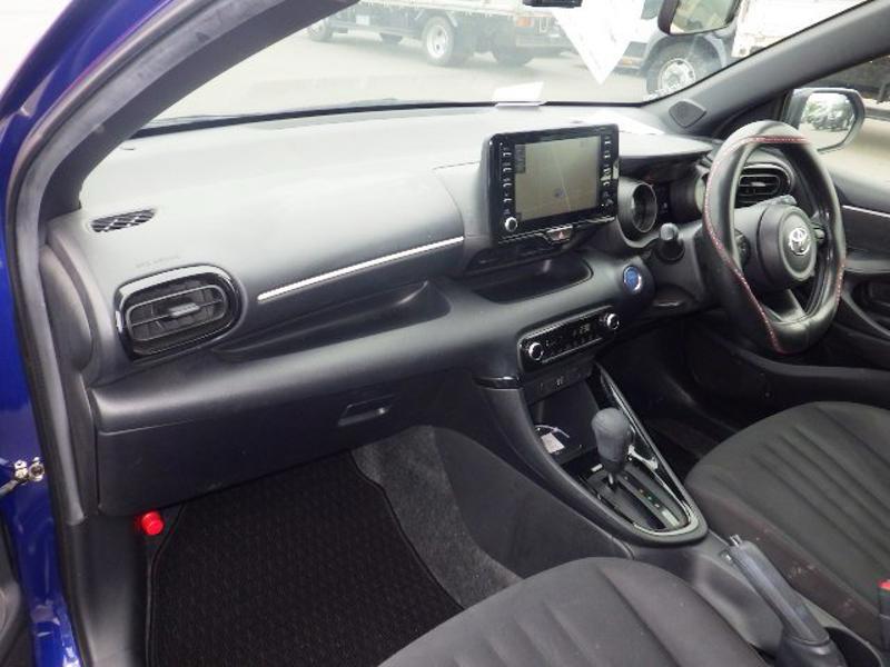 2023 Toyota Yaris Hybrid G Package in navy blue &ndash; photo 11