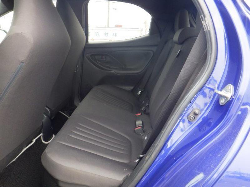 2023 Toyota Yaris Hybrid G Package in navy blue &ndash; photo 12
