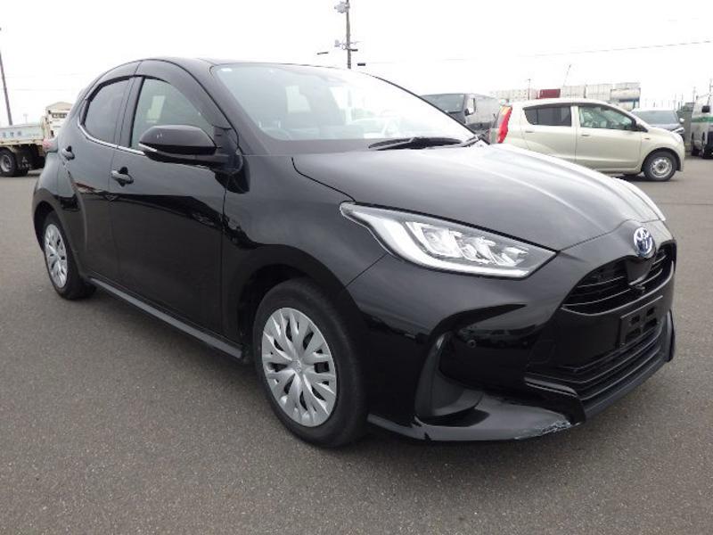 2023 Toyota Yaris Hybrid Z in black &ndash; photo 2