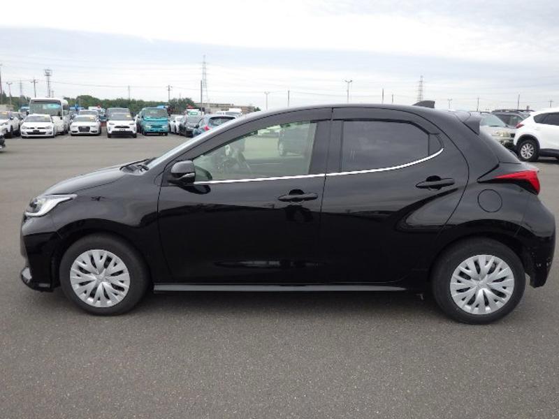 2023 Toyota Yaris Hybrid Z in black &ndash; photo 4