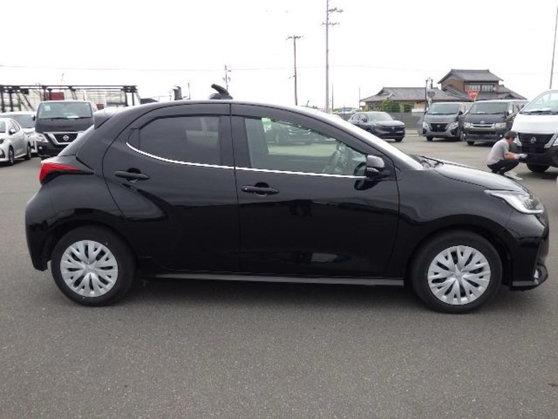 2023 Toyota Yaris Hybrid Z in black &ndash; photo 5
